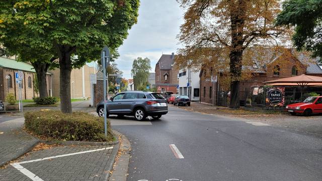 Zu sehen ist eine Straße mit einem Fahrrad-Piktogramm.