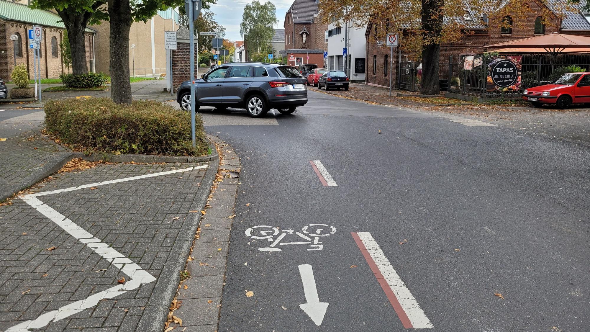 Zu sehen ist eine Straße mit einem Fahrrad-Piktogramm.