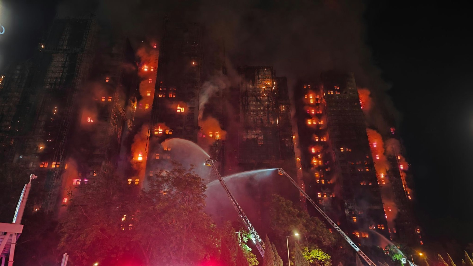 Die Flammen hatten sich über das Bambusgerüst rasant ausgebreitet.