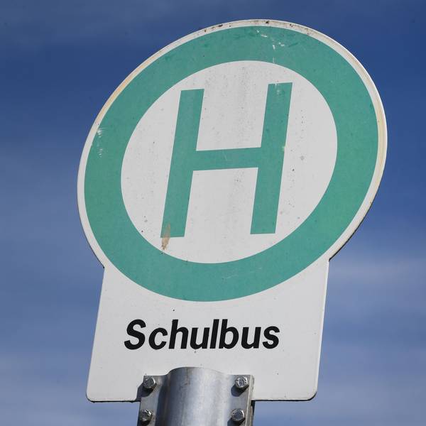 Ein Schild an einer Schulbushaltestelle ist zu sehen.