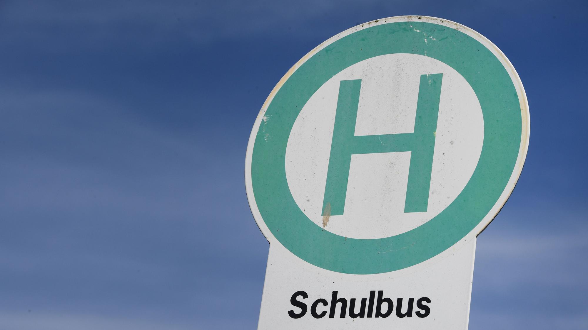 Ein Schild an einer Schulbushaltestelle.
