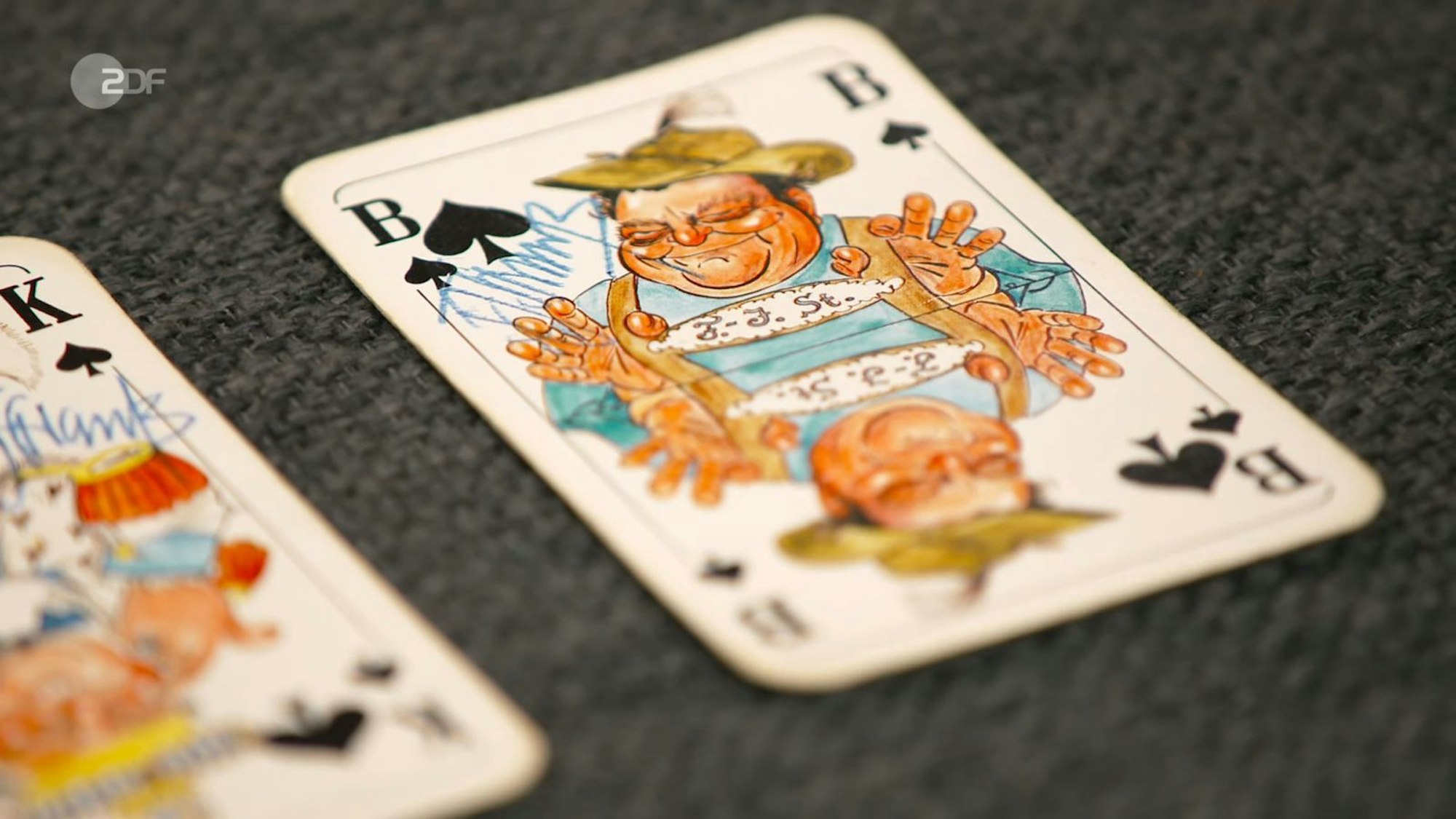 Daniel und Axel wollten ein Skat-Spiel mit Politikern aus den 1970er Jahren loswerden. Das Kartenspiel selbst sei nichts besonderes, wusste Annika Raßbach. Wertvoll aber machte es ein Detail: Drei Karten hatte Franz Josef Strauß mit Autogrammen versehen. Dem Preiswunsch von 50 bis 80 Euro stimmte die Expertin zu. Daniel Meyer bezahlte sogar 220! (Bild: ZDF)