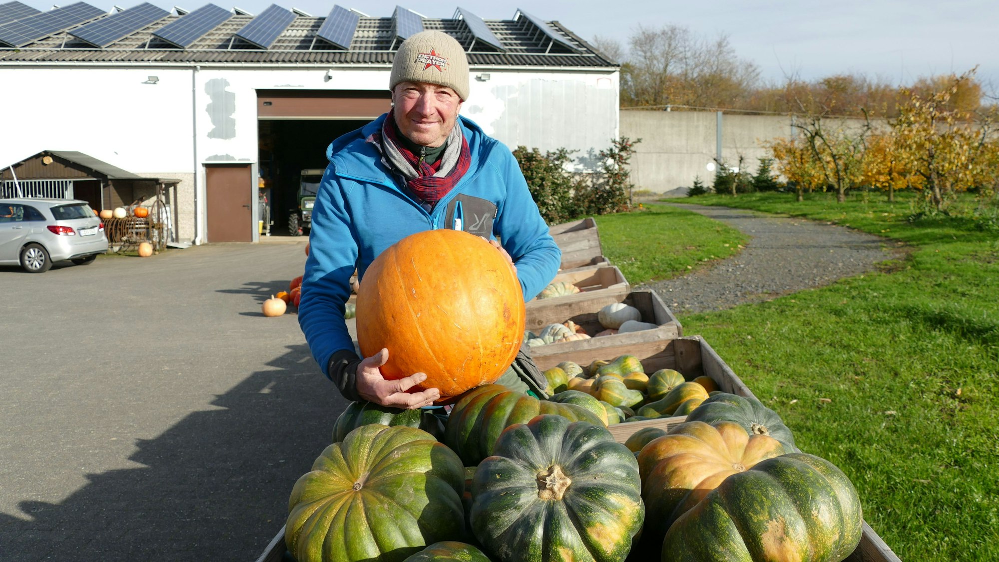 Karl-Heinrich Mohr verkauft auf seinem Hof in Königswinter-Stieldorferhohn Kürbisse aus eigenem Anbau.