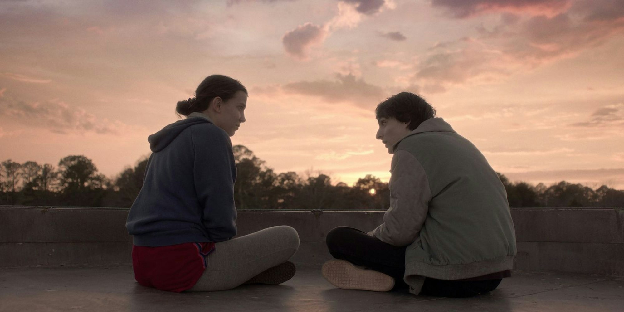 Unbeschwert einen Sonnenuntergang genießen, das ist für Eleven (Millie Bobby Brown) und Mike (Finn Wolfhard) ein Traum. (Bild: © 2025 Netflix)