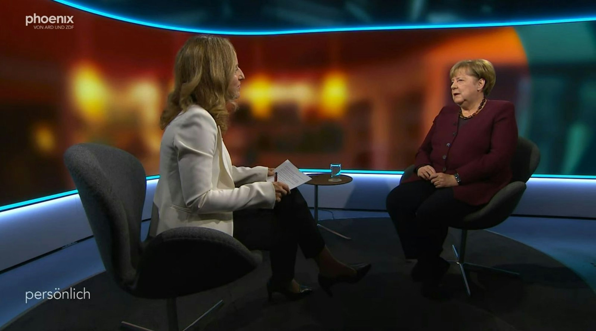 Angela Merkel (rechts) stellte sich bei „phoenix persönlich“ den Fragen von Eva Lindenau. (Bild: phoenix)