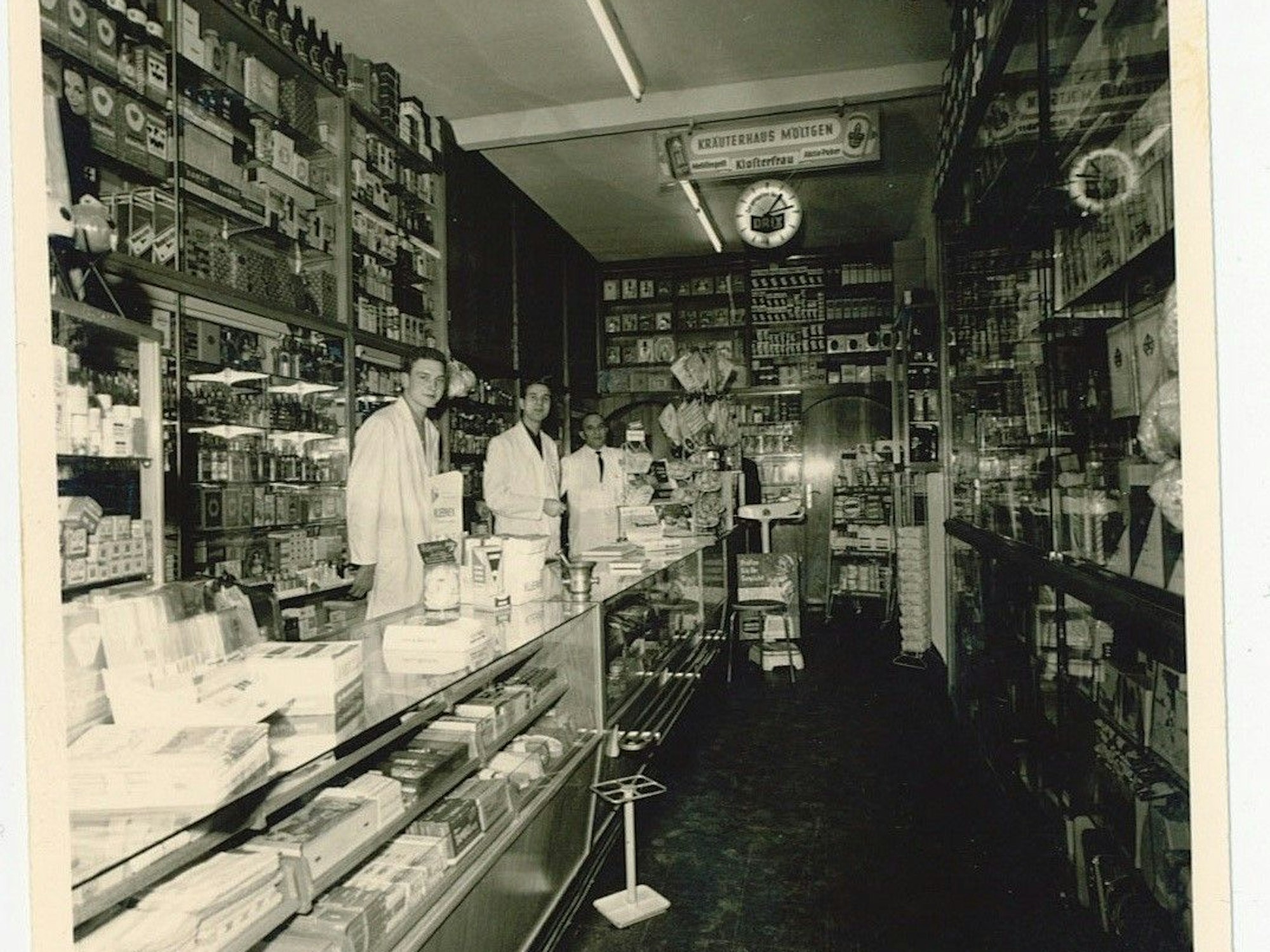 Am Anfang das Familienunternehmen ein Kräuter- und Teehaus. Der Herr in der Mitte ist Peter Möltgen.