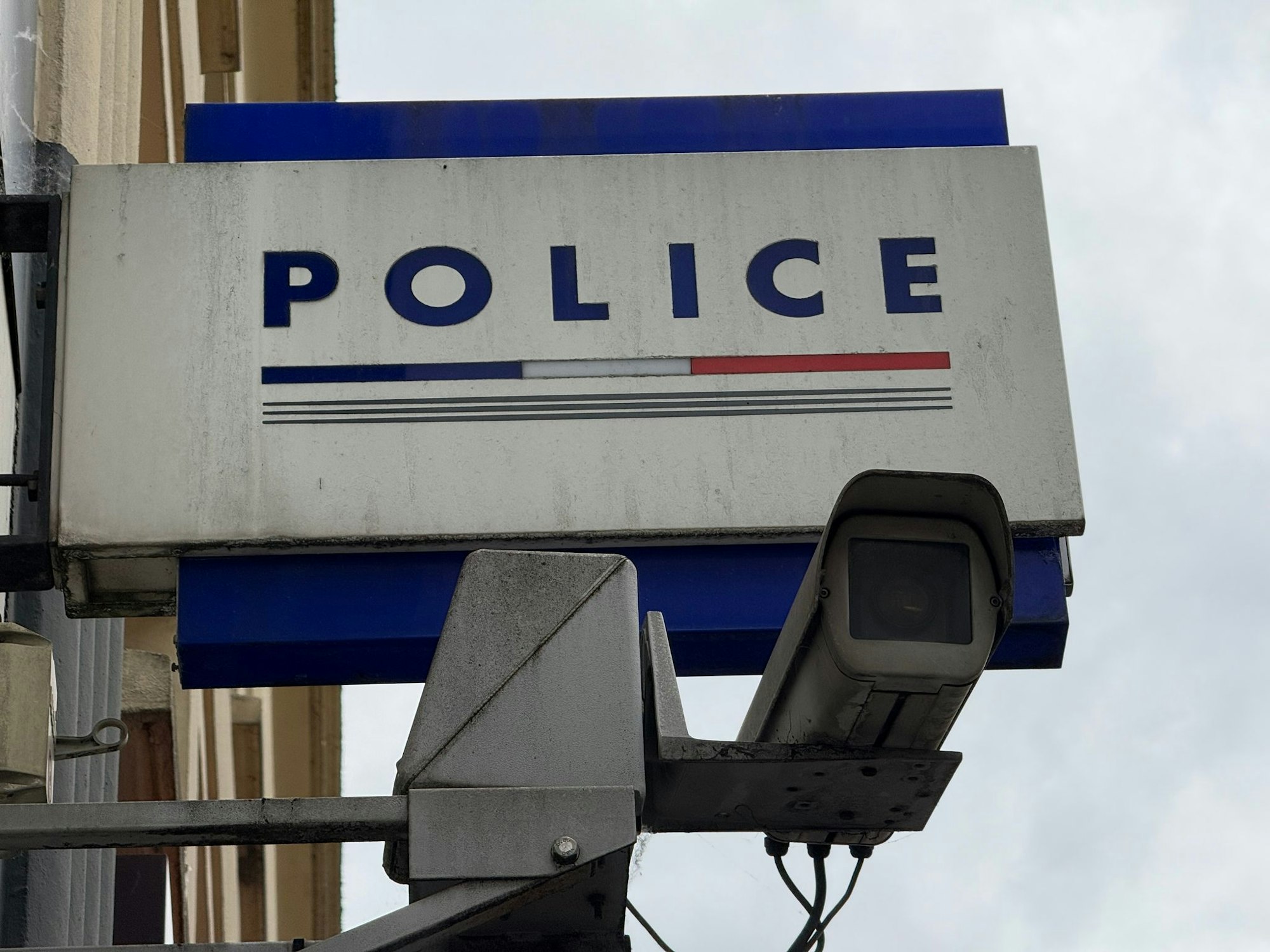 Ein Stalker, der sich in Frankreich unter dem Bett seiner Ex-Frau versteckte, wurde in einem beschleunigten Verfahren verurteilt. (Symbolbild)