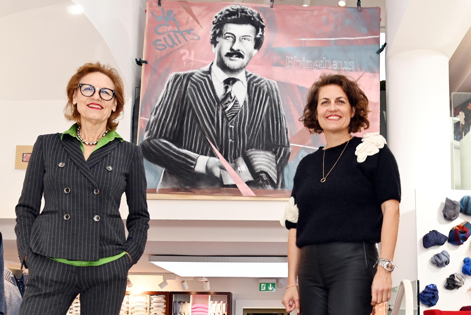 Gisela Ebinghaus und Tochter Alexandra Ebinghaus ließen zum Jubiläum ein Bild von Ralph Ebinhaus anfertigen.