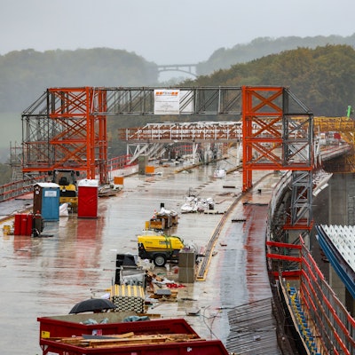 Zu sehen ist die Aussicht auf die Baustelle der neuen Talbrücke von einer Aussichtsplattform aus Anfang Oktober 2025. Es entsteht dort die Rahmede-Talbrücke bei Lüdenscheid.