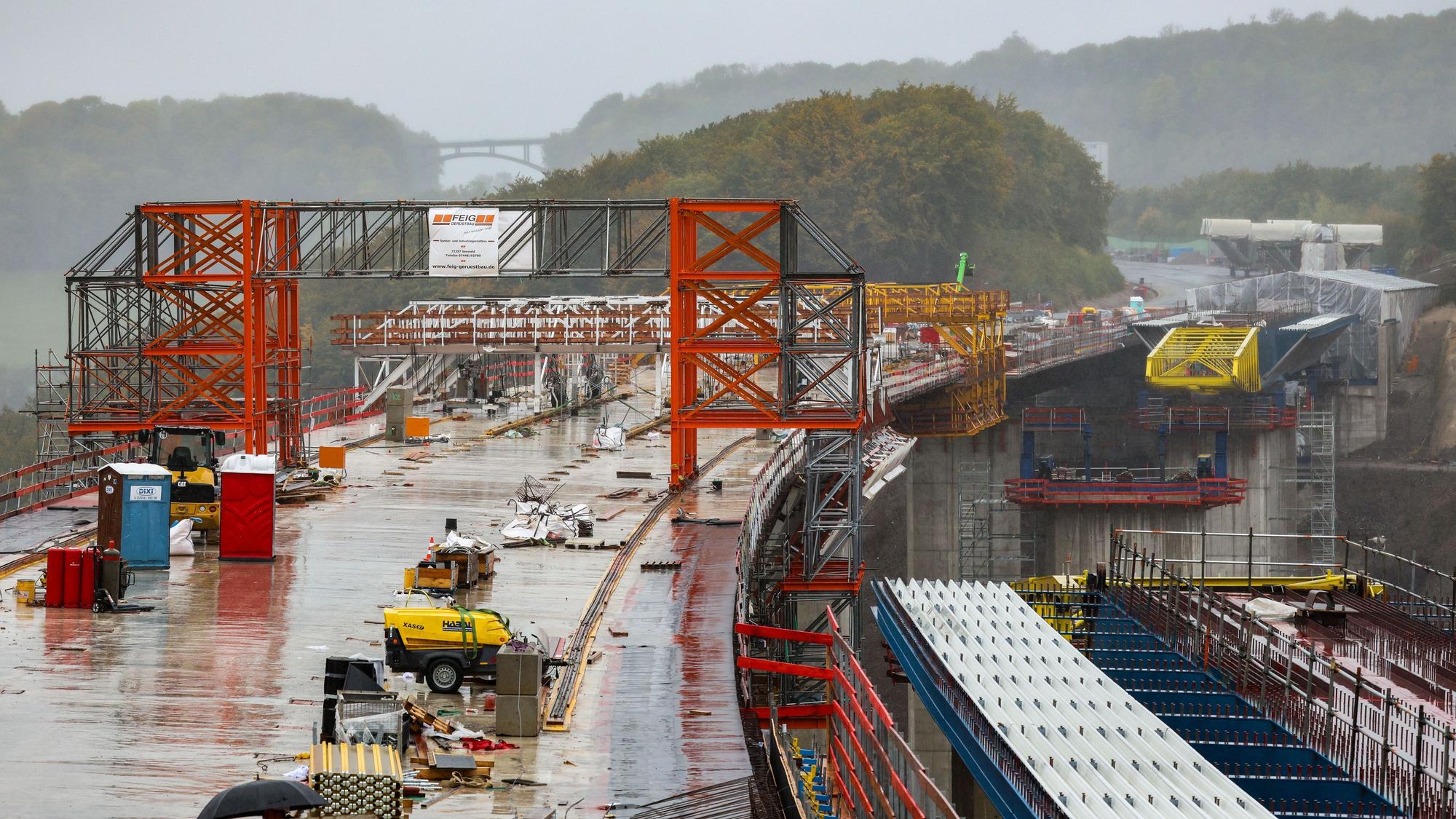 Zu sehen ist die Aussicht auf die Baustelle der neuen Talbrücke von einer Aussichtsplattform aus Anfang Oktober 2025. Es entsteht dort die Rahmede-Talbrücke bei Lüdenscheid.