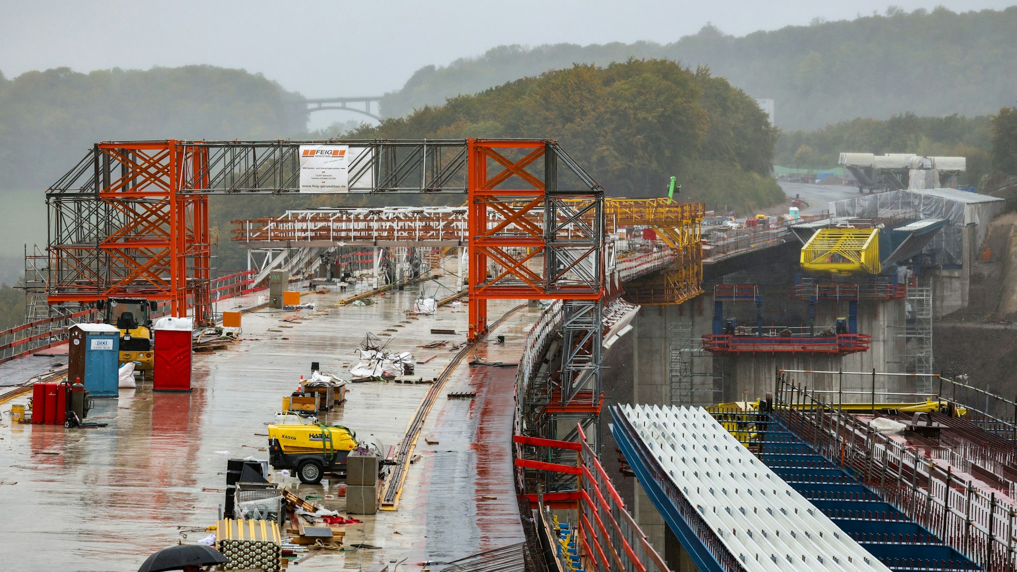 Zu sehen ist die Aussicht auf die Baustelle der neuen Talbrücke von einer Aussichtsplattform aus Anfang Oktober 2025. Es entsteht dort die Rahmede-Talbrücke bei Lüdenscheid.