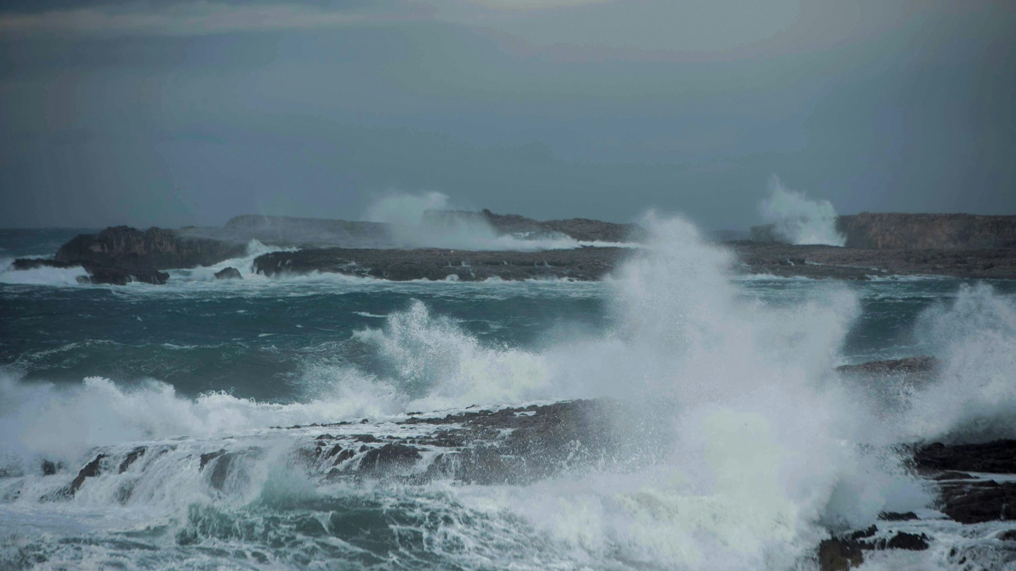 Ein Herbststurm lässt die Wellen auf Menorca und Mallorca anschwellen. (Archivbild)