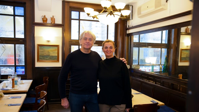 Ehepaar Uwe Schulte und Edita Brulic sind im Gastraum zu sehen.