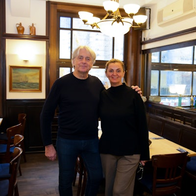 Ehepaar Uwe Schulte und Edita Brulic sind im Gastraum zu sehen.