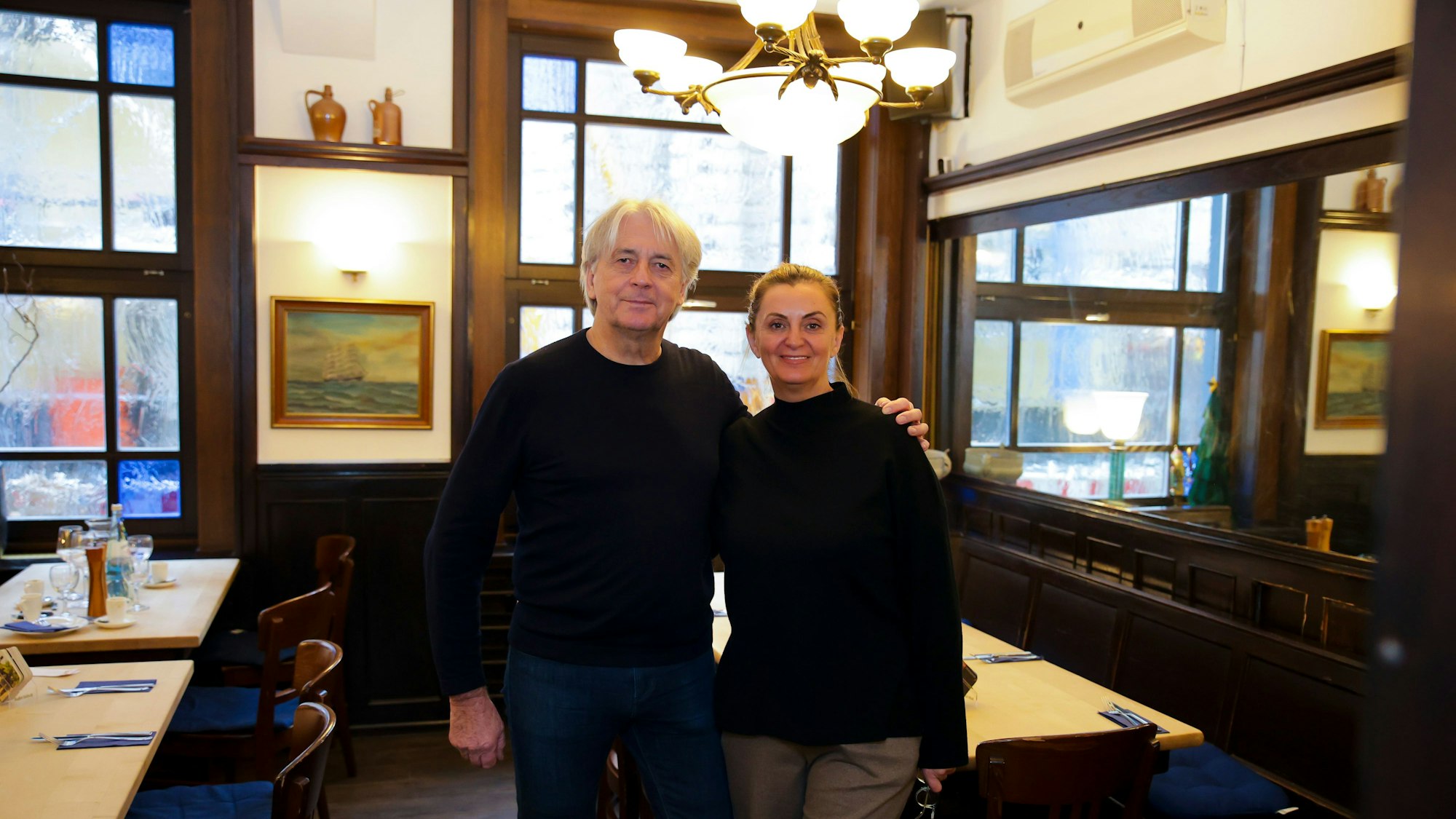 Ehepaar Uwe Schulte und Edita Brulic sind im Gastraum zu sehen.