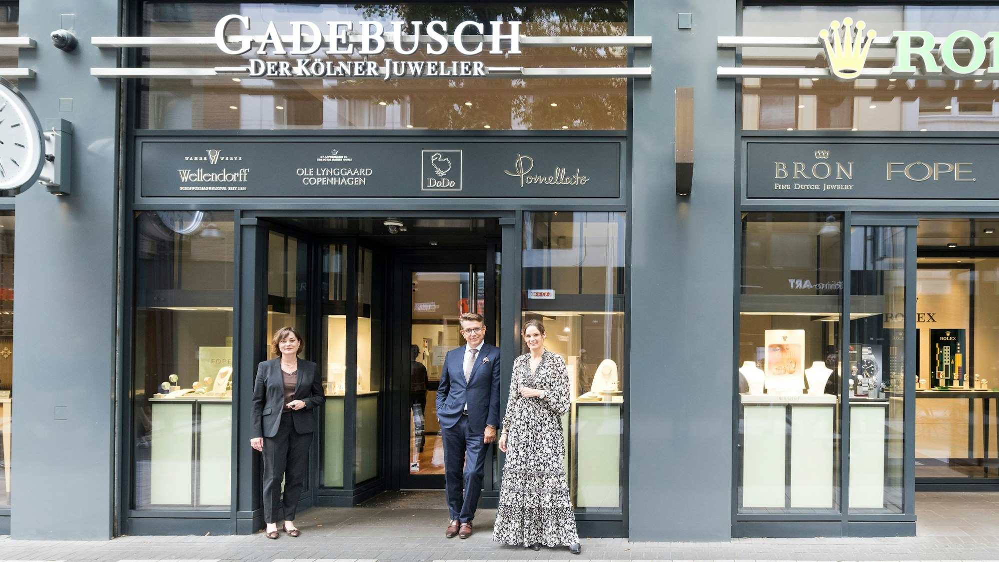 Der Juwelier Gadebusch an der Breite Straße mit den Geschäftsführern Oliver Meyer, Antonija Maric (r.) und Michaela Jung das Geschäft möchte, muss klingeln.