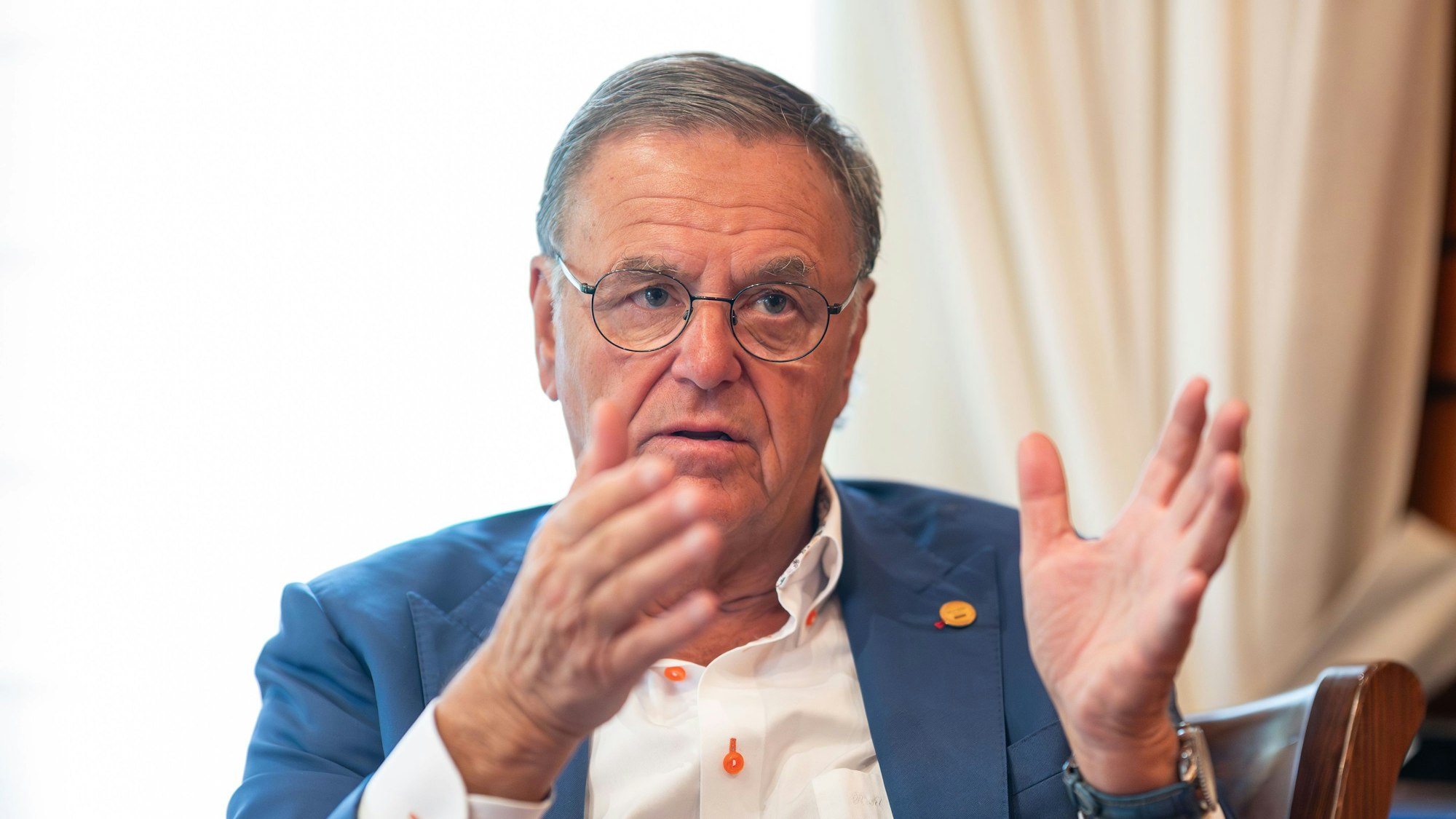 Das Bild zeigt Roland Mack, geschäftsführender Gesellschafter des Europa-Park, während eines Interviews im Europa-Park.Foto: Silas Stein/dpa