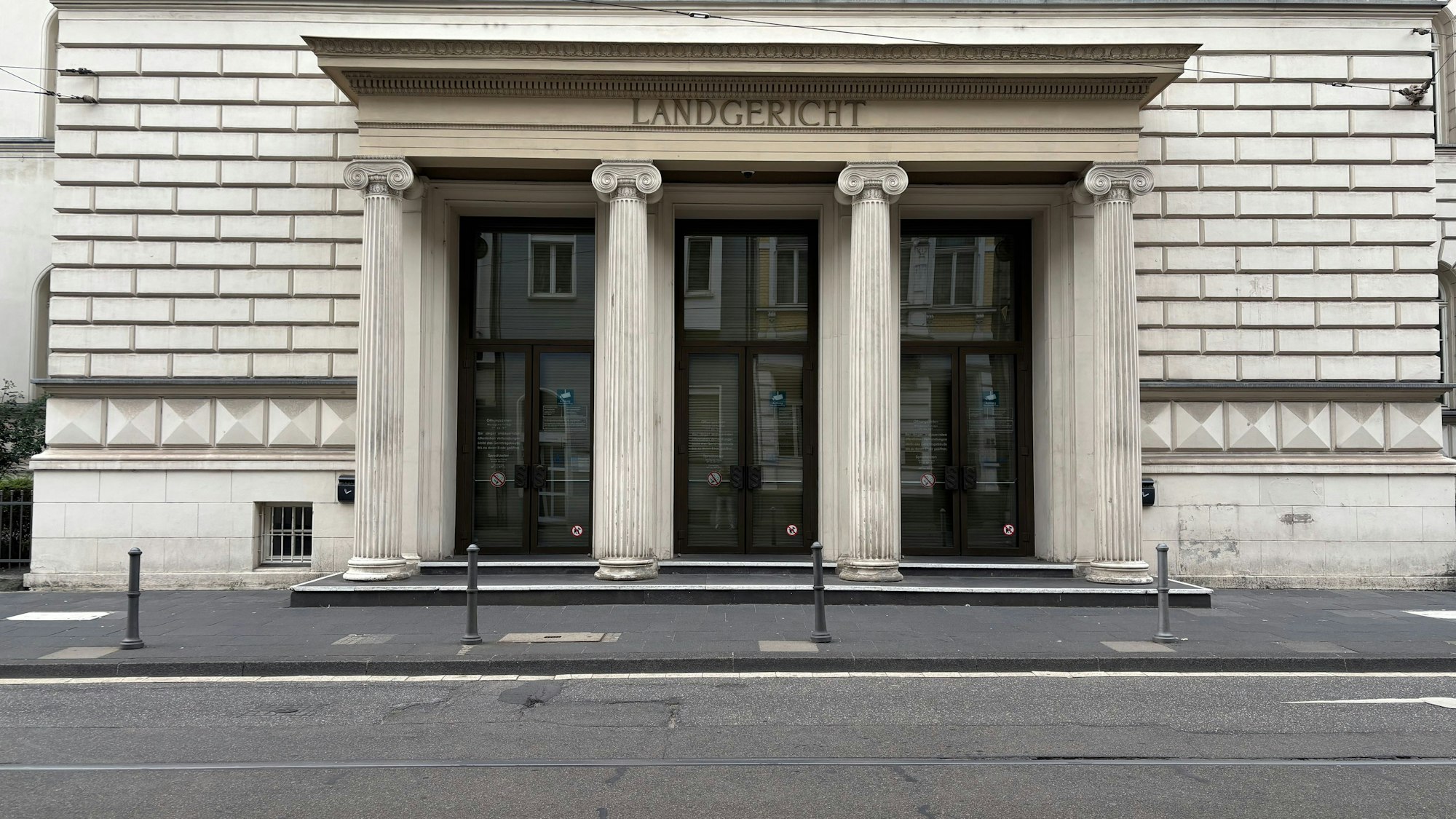 Der Eingang des Bonner Landgerichts