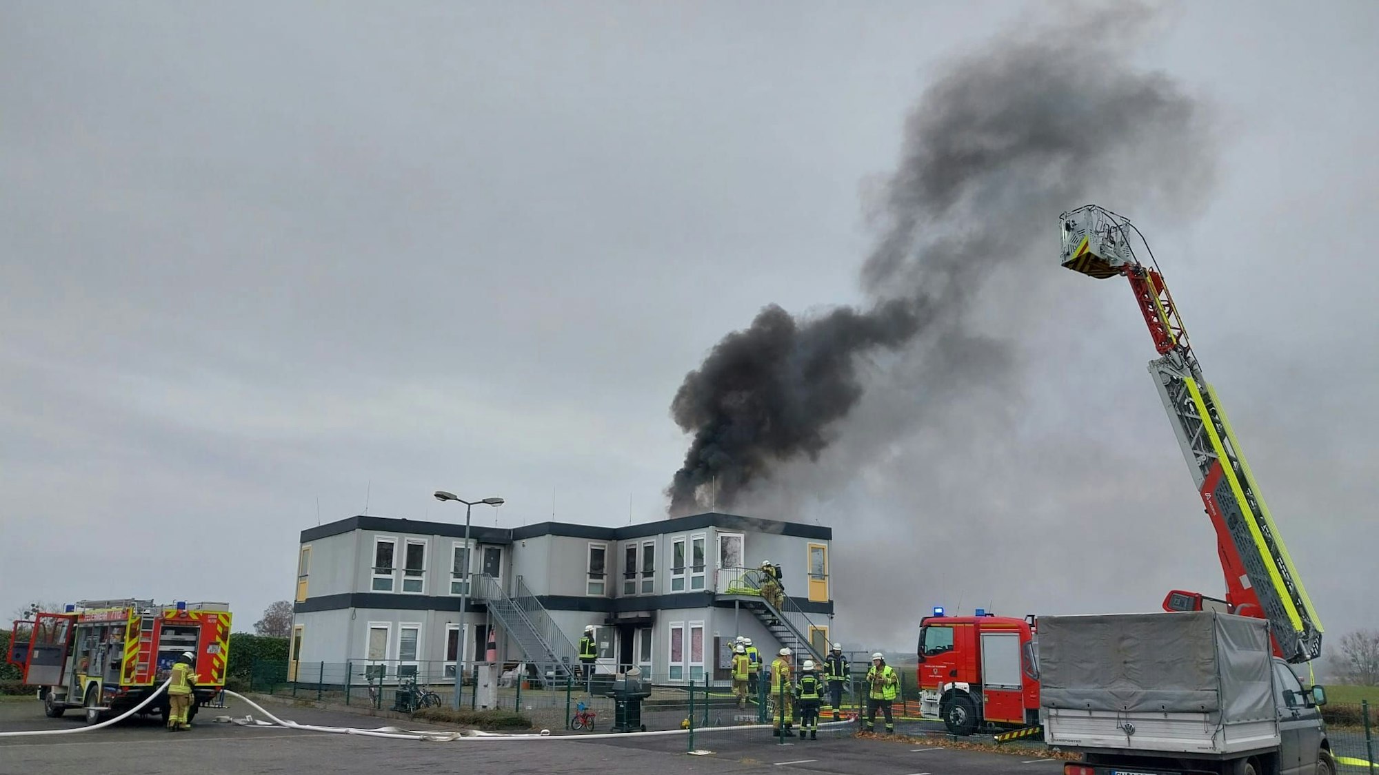 In Lohmar ist eine Asylunterkunft in Brand geraten. Die Feuerwehr ist im Großeinsatz