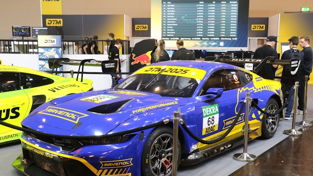 Der Ford Mustang V8 GT3, mit dem der Troisdorfer Arjun Maini in der DTM 2025 an den Start ging, zieht die Blicke der Fans auf sich