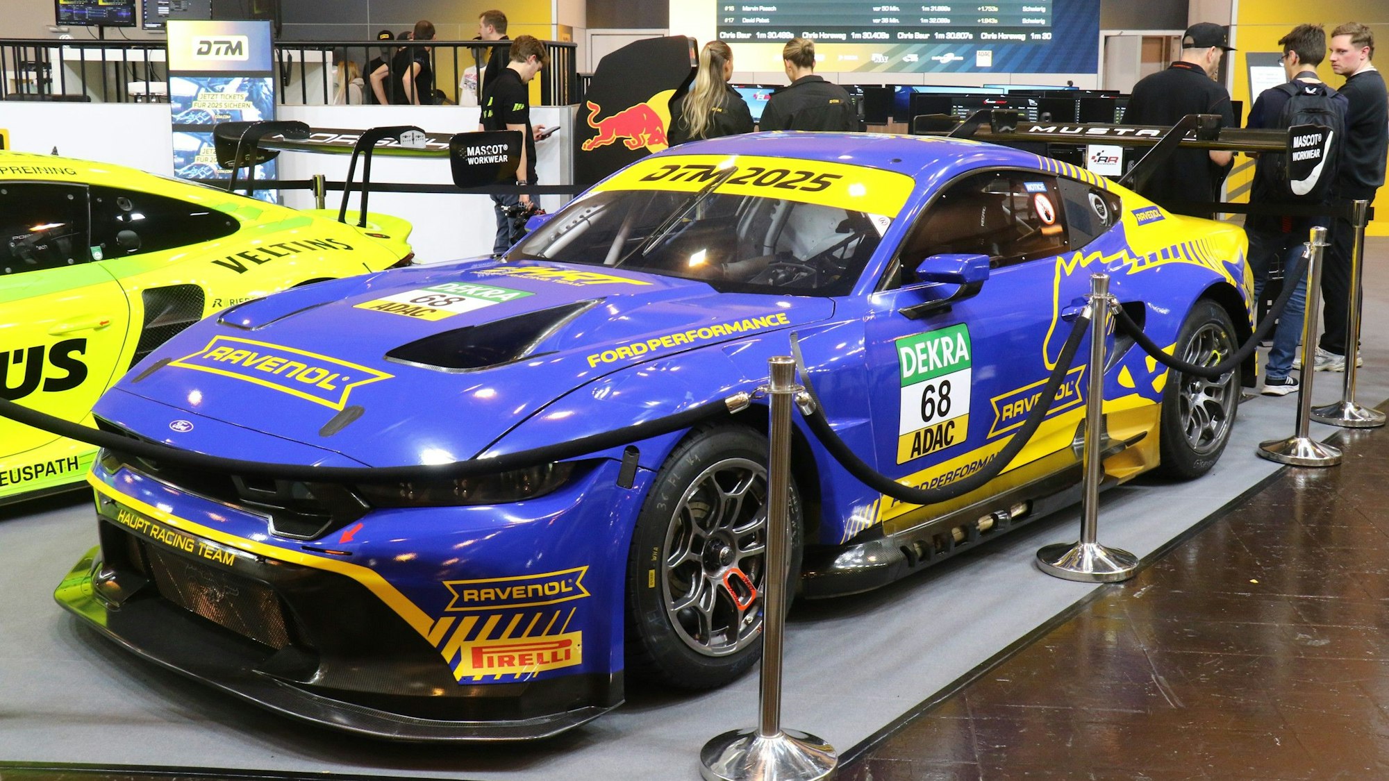 Der Ford Mustang V8 GT3, mit dem der Troisdorfer Arjun Maini in der DTM 2025 an den Start ging, zieht die Blicke der Fans auf sich