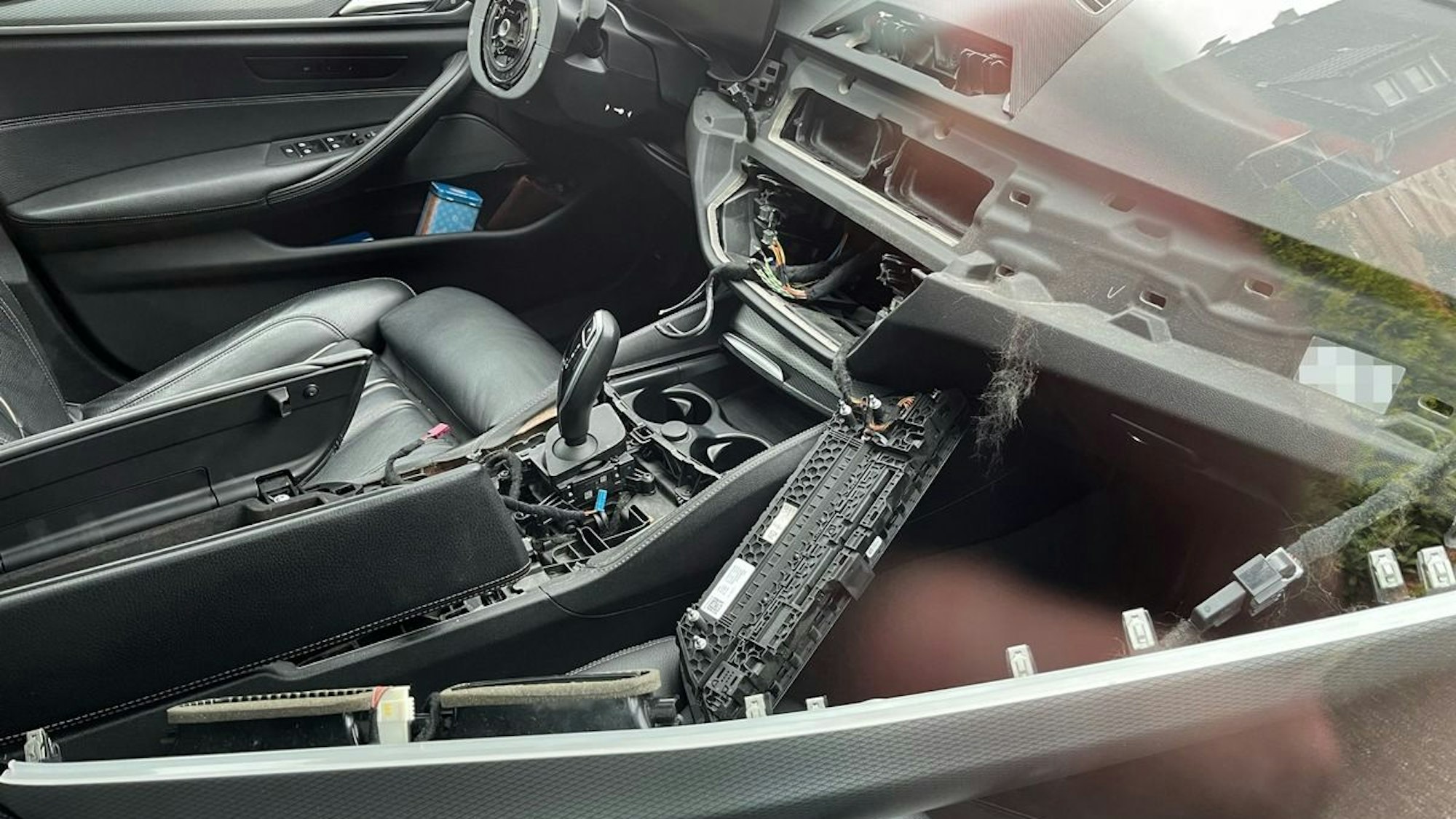 Ein ausgebautes Lenkrad und Infotainmentsystem aus einem BMW.