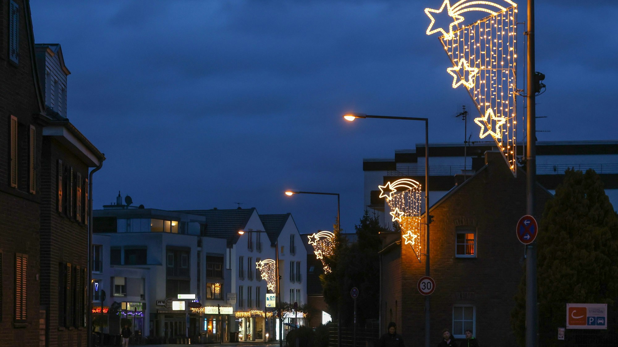 Die Weihnachtsbeleuchtung in Rondorf 2024. Die dortige Hauptstraße ist mit festlicher Adventsbeleuchtung geschmückt.