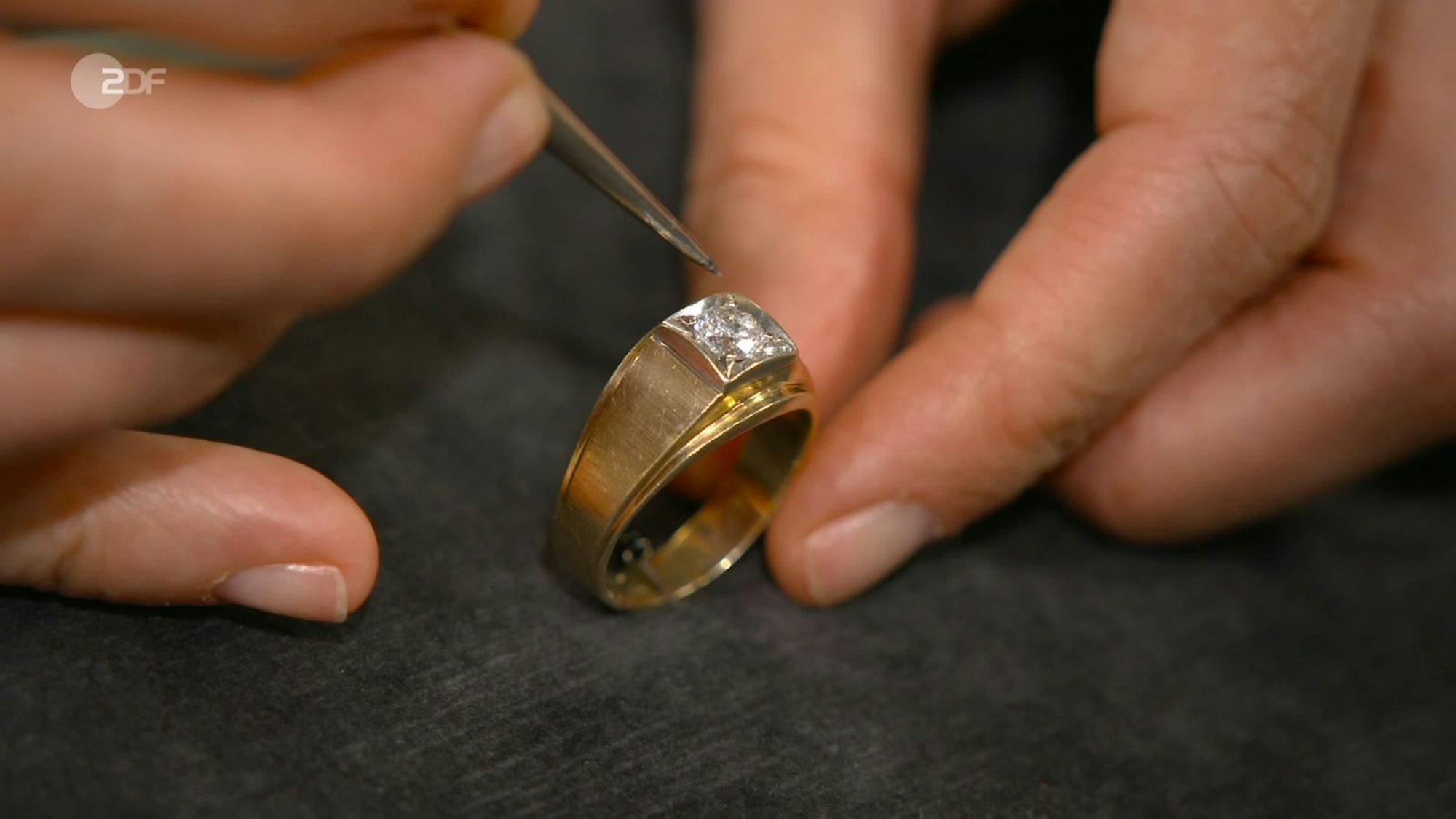 Das Paar Nico und Benjamin wollte einen goldenen Herrenring mit 0,85-Karat-Diamant aus den 1960er Jahren loswerden. Den Preiswunsch von 2.000 Euro bremste Heide Rezepa-Zabel auf 1.200 bis 1.400 Euro. Susanne Steiger war der Ring 1.200 Euro wert. (Bild: ZDF)