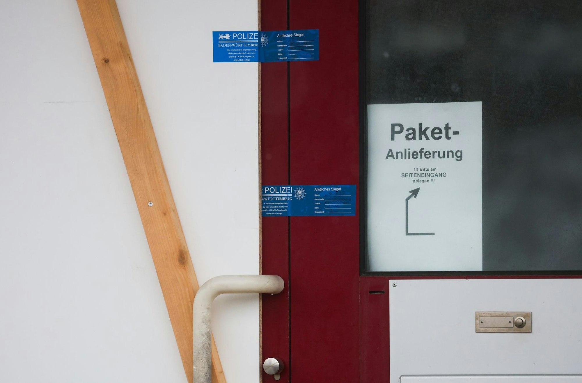 Nur Polizeisiegel erinnern noch daran, was in einer Firma in St. Johann in Baden-Württemberg passiert ist.