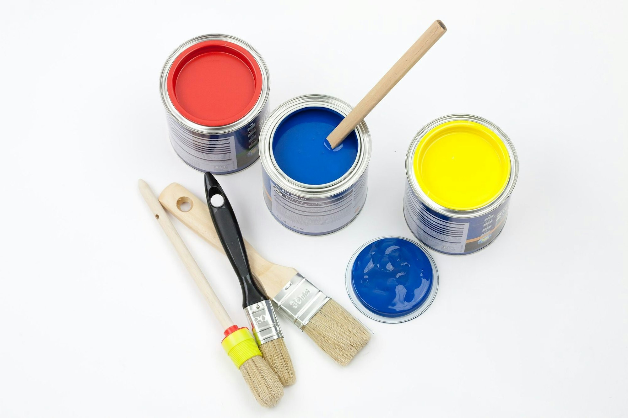 Kostengünstige Alternative zur Fliesensanierung: Spezielle Fliesenlacke ermöglichen es, alte Fliesen zu überstreichen und sparen dabei Zeit, Aufwand und Kosten.