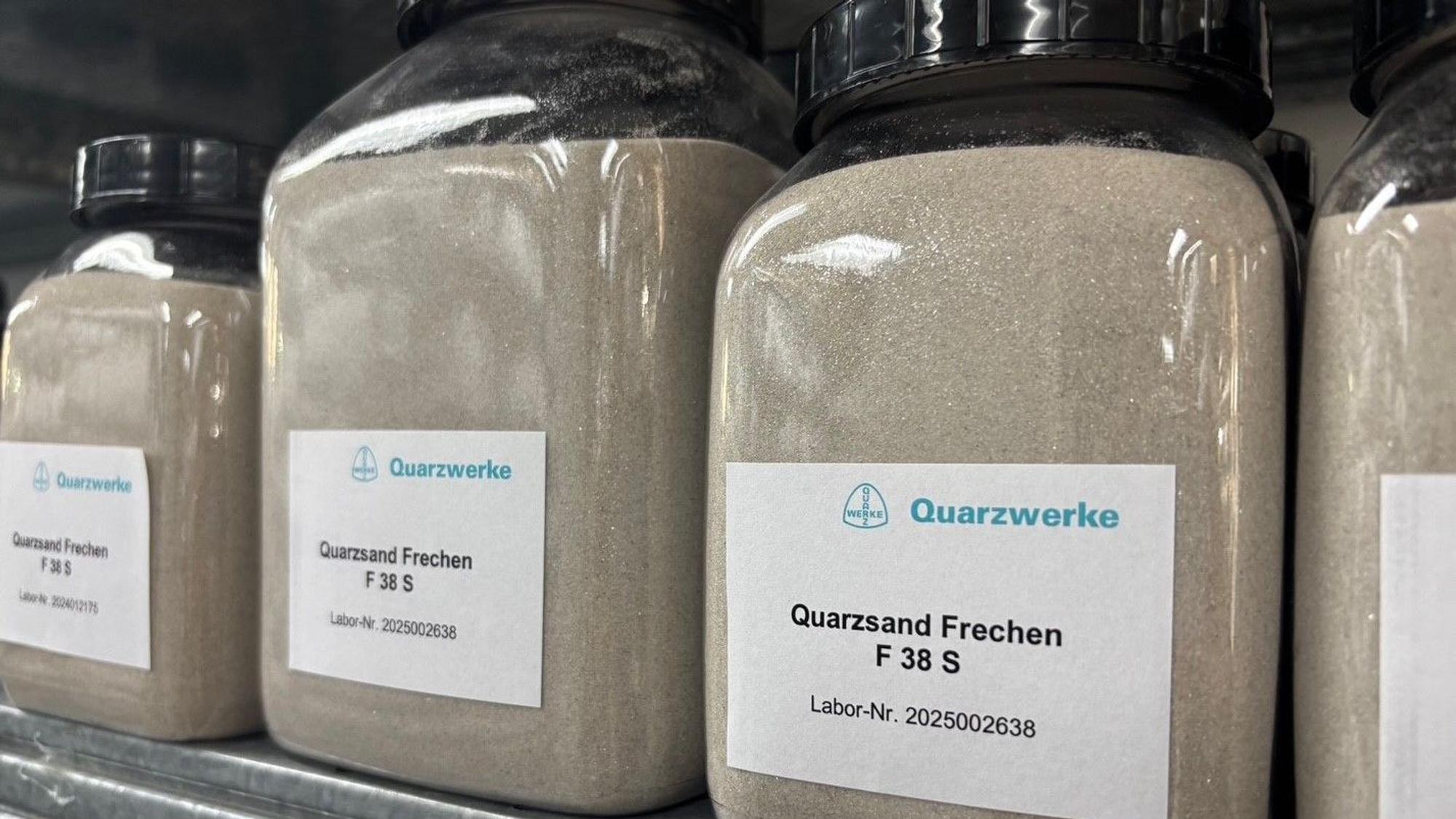 Auf dem Bild sind Produktproben des Frechener Quarzsandes zu sehen.