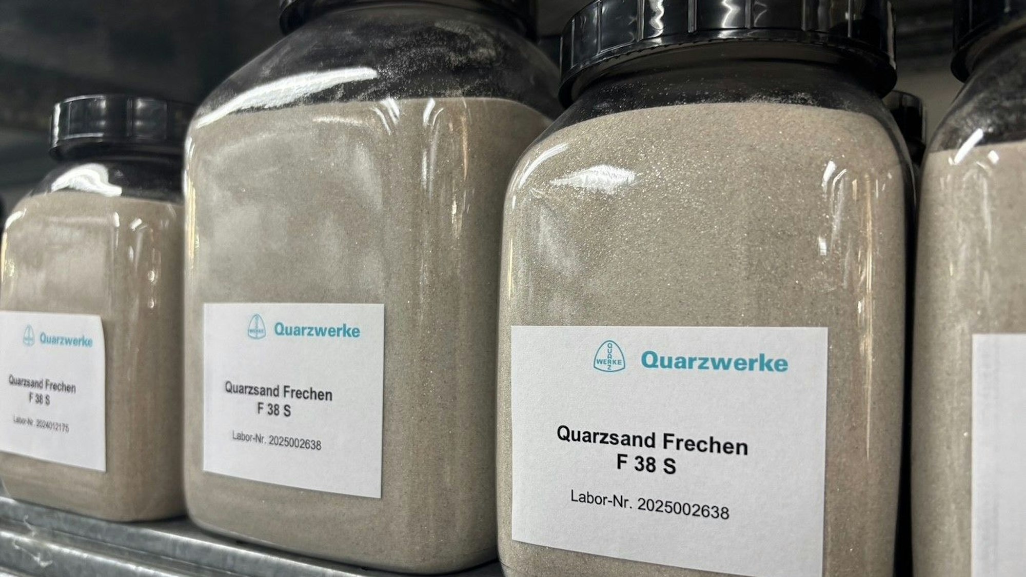 Auf dem Bild sind Produktproben des Frechener Quarzsandes zu sehen.