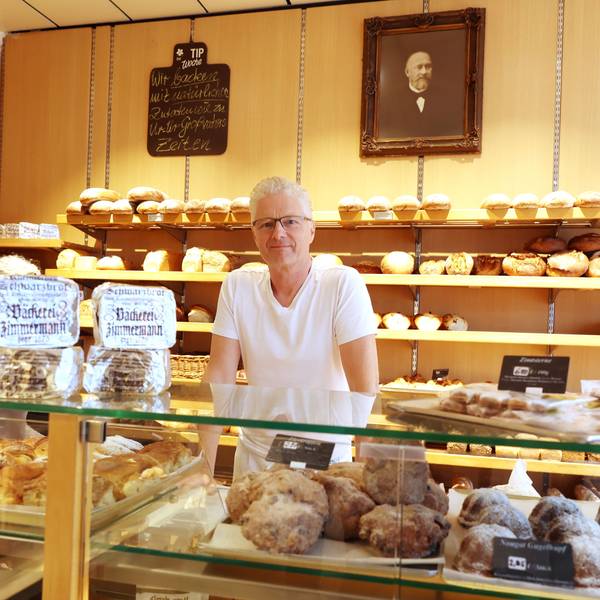 Markus Zimmermann ist Chef in der Bäckerei Zimmermann auf der Ehrenstraße. Das Bild an der Wand zeigt seinen Ururgroßvater, der den Betrieb 1875 gründete.