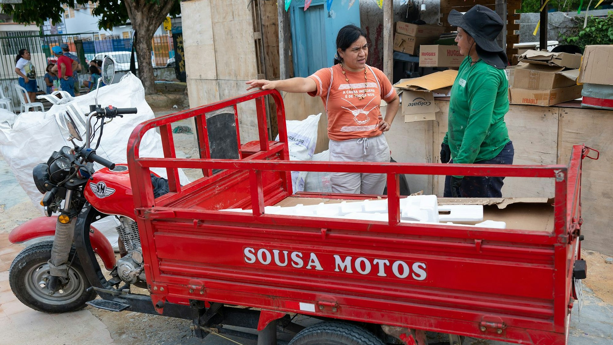 Schwester Elis Dos Santos (links) im Gespräch mit Kethleen Morase de Souza (28), die getrennten Müll bei Sammelstellen abholt. Das Recyclingprojekt ist Teil des Netzwerks Solidarische Ökonomie, das von Schwester Elis' Casa Amazonica aufgebaut und betreut wird. Die Ordensfrau ist Adveniat-Aktionsgast 2025.