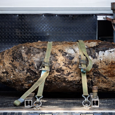 Eine entschärfte Weltkriegsbombe liegt in einem Lieferwagen, nachdem der Blindgänger aus dem Zweiten Weltkrieg in Köln gefunden wurde. (Archivbild)