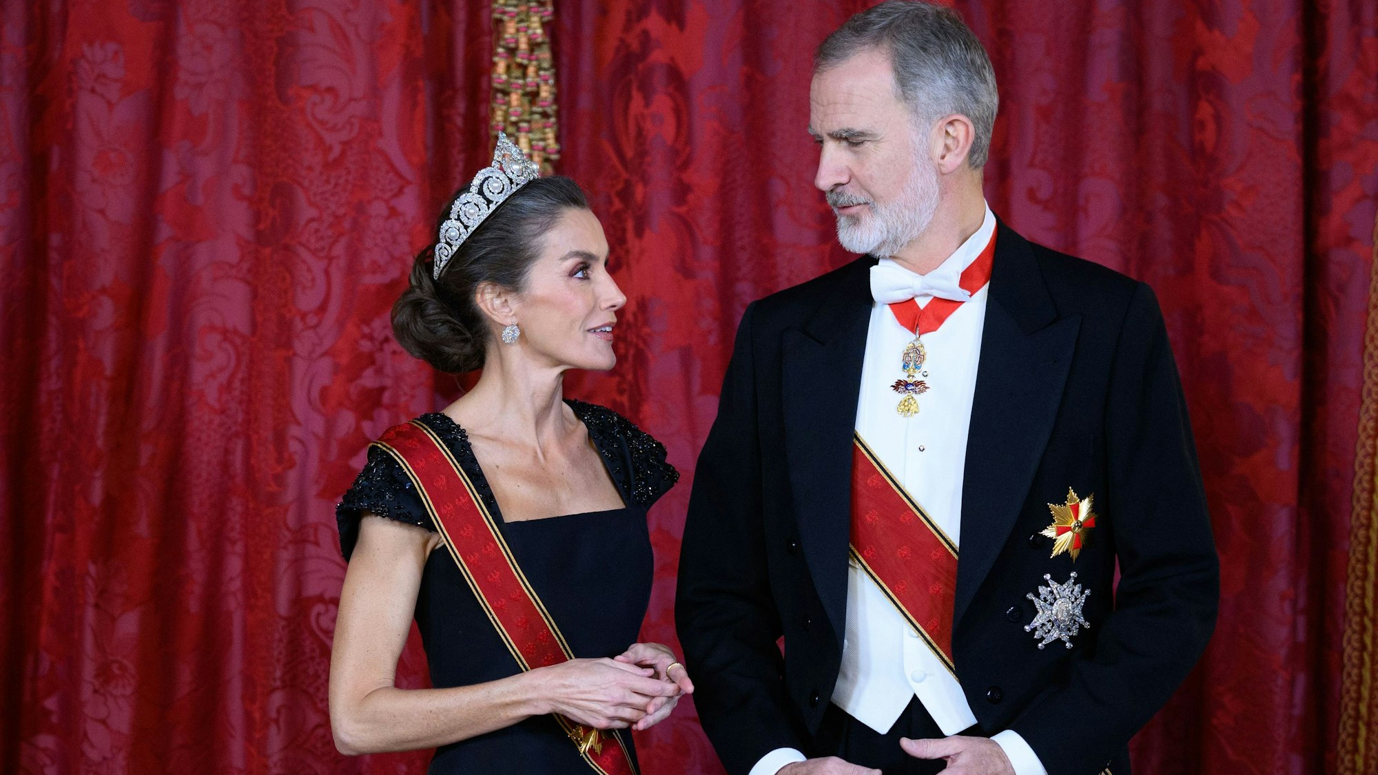 König Felipe VI. und Königin Letizia von Spanien warten im Königspalast (Palacio Real) vor einem Abendessen auf Bundespräsident Steinmeier und seine Frau.