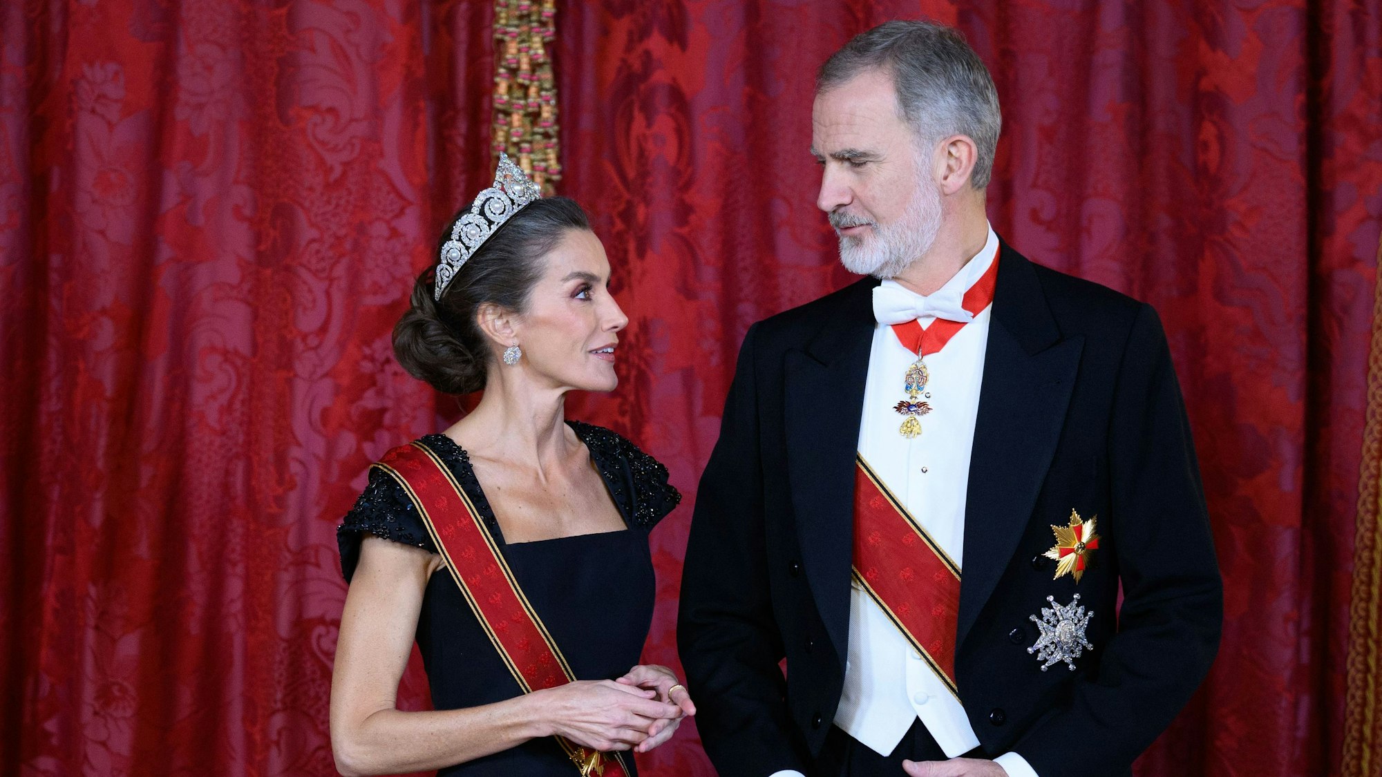 König Felipe VI. und Königin Letizia von Spanien warten im Königspalast (Palacio Real) vor einem Abendessen auf Bundespräsident Steinmeier und seine Frau.
