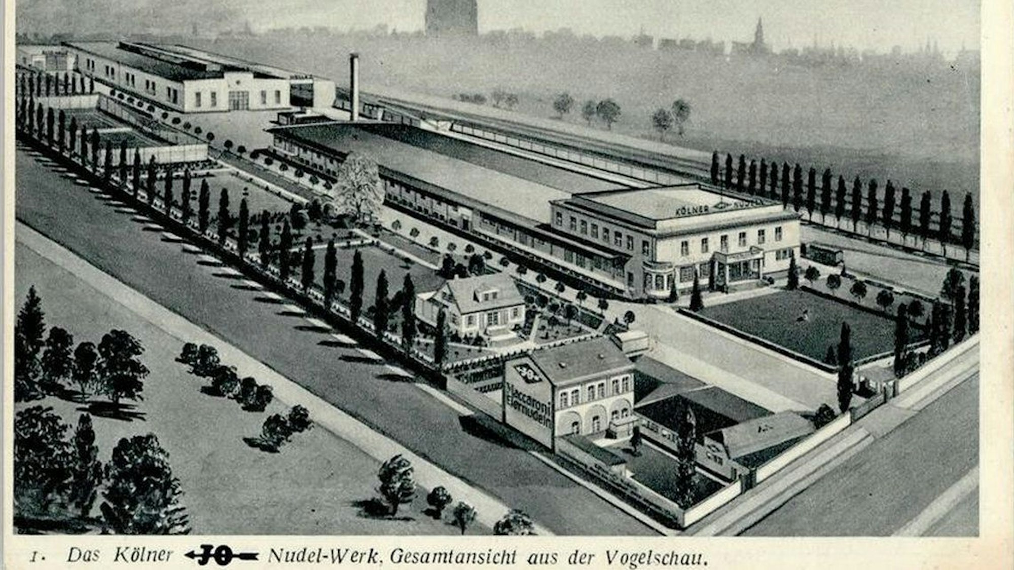 Die Vogelperspektive zeigt die kleine, noch existierende Lagerhalle hinter dem Fabrikgebäude. Der Dom ist in Wirklichkeit nicht am Horizont.