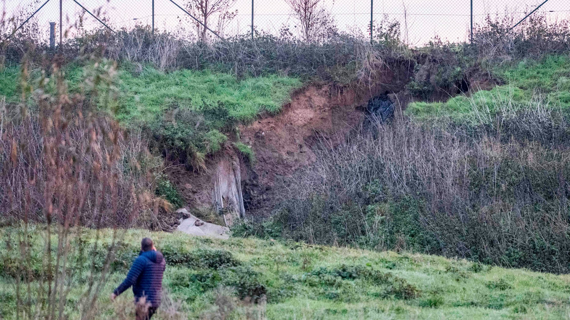 Das Bild zeigt die Stelle im Damm, der weggebrochen ist.