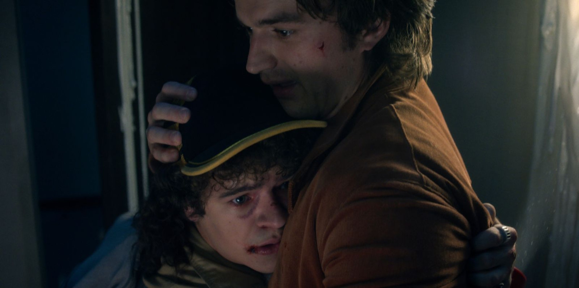Die Monster werden immer bedrohlicher: Dustin (Gaten Matarazzo, links) sucht Trost bei Steve (Joe Keery). (Bild: © 2025 Netflix)