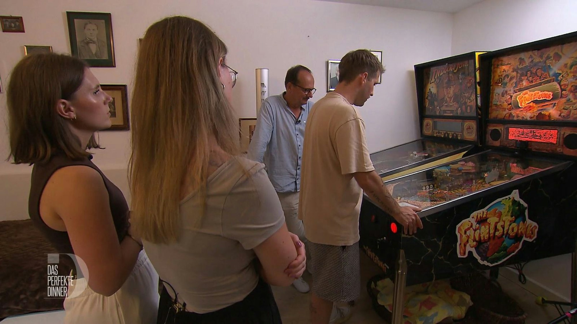 Mit Flippern vergeht die Wartezeit auf den Hauptgang gleich viel schneller.
(Bild: RTL)