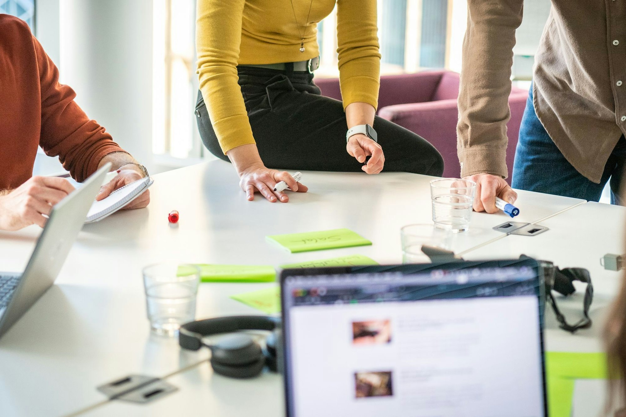 Und wer entscheidet jetzt? Flache Hierarchien im Unternehmen bedeuten auch: viel Eigenverantwortung und Konfliktpotenzial im Team.