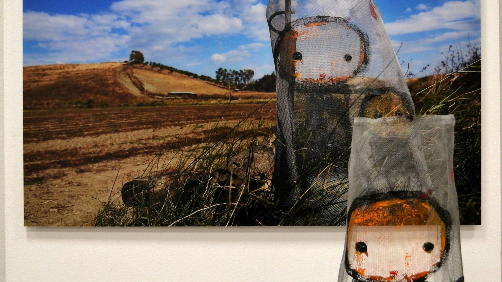 Das Foto einer südlichen Landschaft mit einer kleinen Figur.