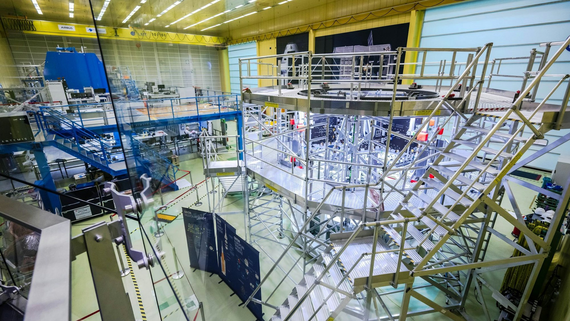 Vorbereitungen zur Mondmission in einer Halle.