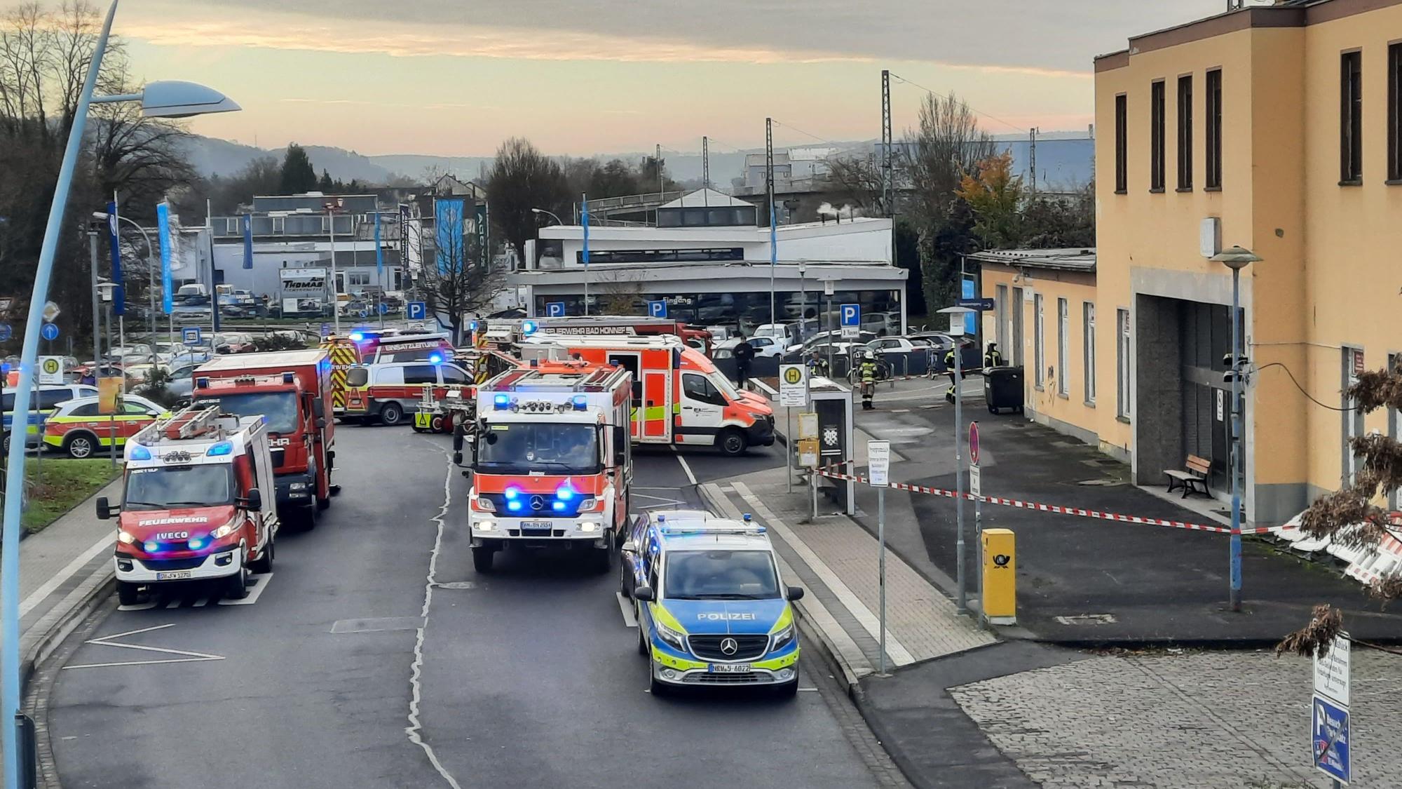Fahrzeuge der Feuerwehr und der Polizei vor einem Bahnhof.