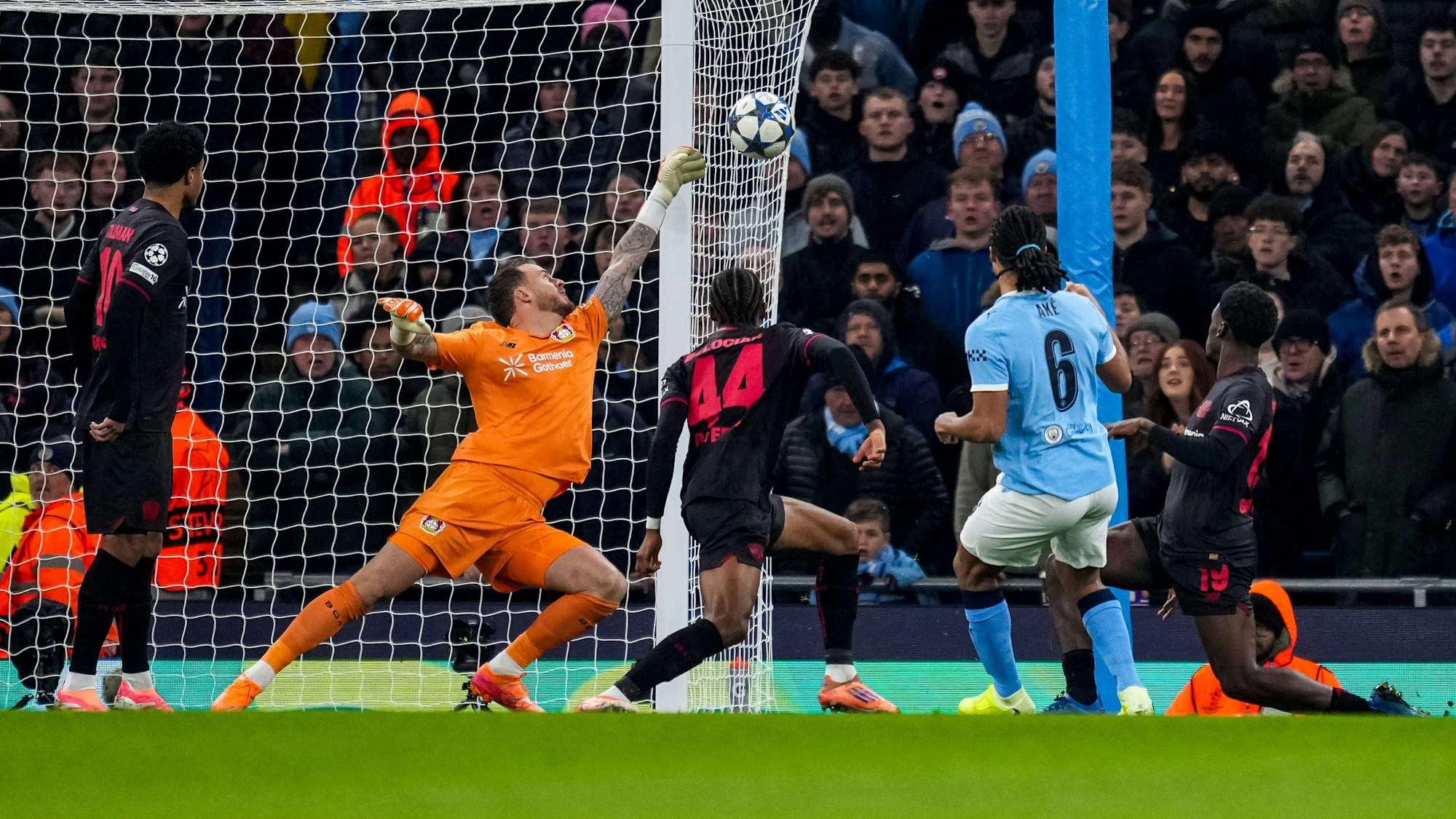 MANCHESTER, ENGLAND - NOVEMBER 25: Bayer 04 Leverkusen goalkeeper Mark Flekken saves the scoring attempt of Nathan Ake of Manchester City during the UEFA Champions League 2025/26 League Phase MD5 match between Manchester City and Bayer 04 Leverkusen at City of Manchester Stadium on November 25, 2025 in Manchester, England. Photo by Rene Nijhuis/MB Media SPO PUBLICATIONxINxGERxSUIxAUTxONLY Copyright: xRenexNijhuis/MBxMediax