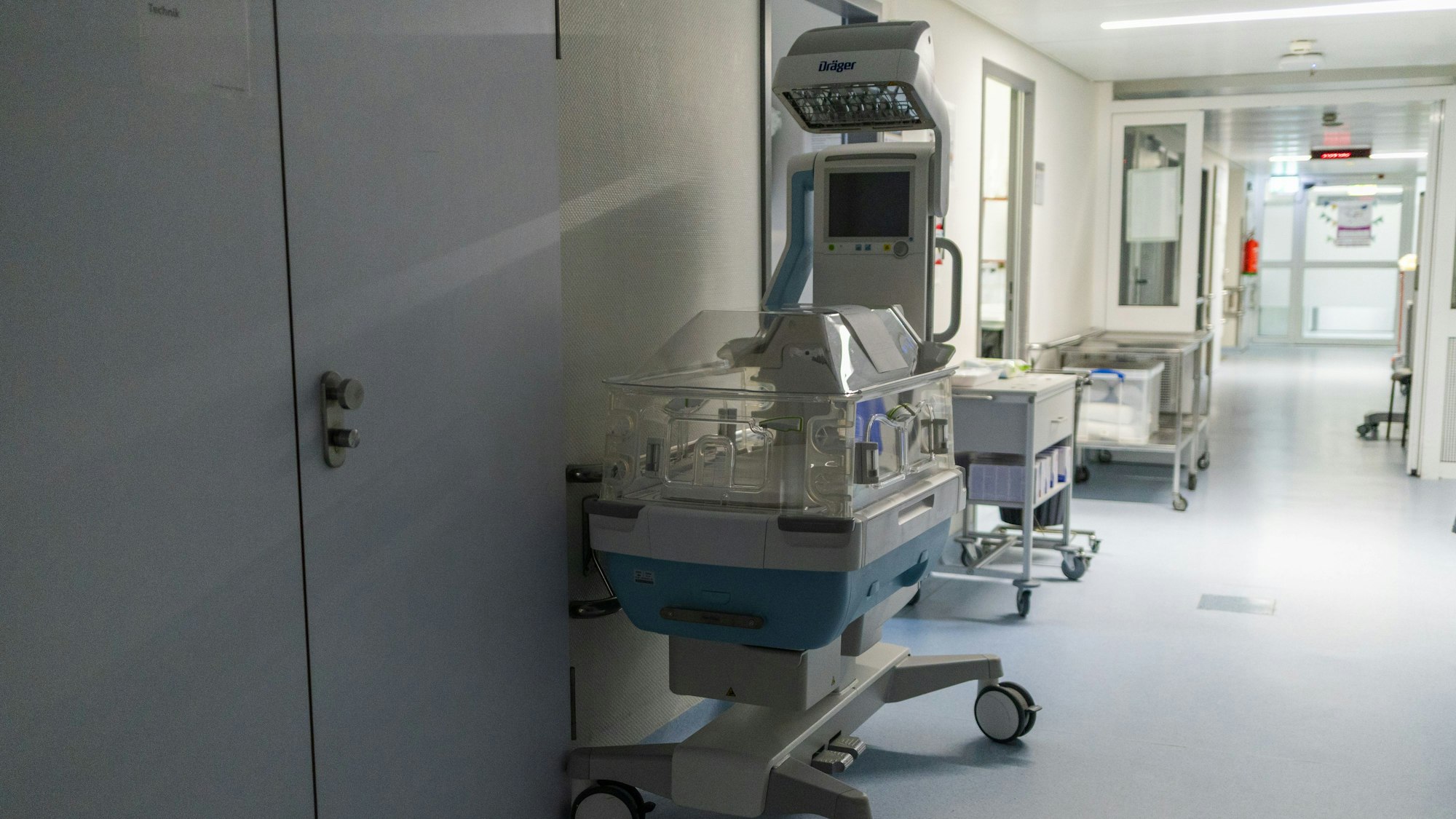 Ein leerer Inkubator auf dem Flur der Neonatologie.