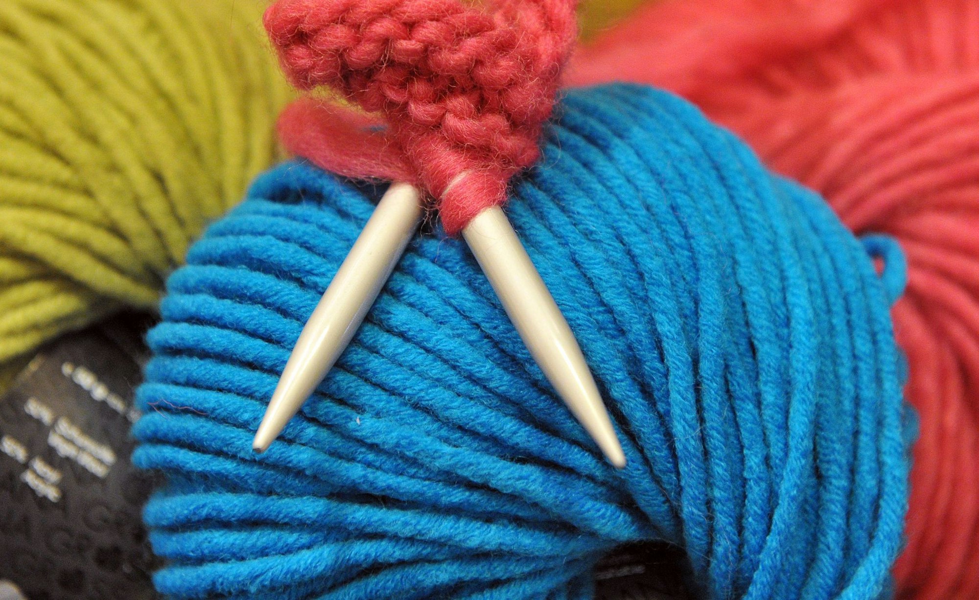 Ehrenamtler stricken auch für einen guten Zweck. (Symbolbild)