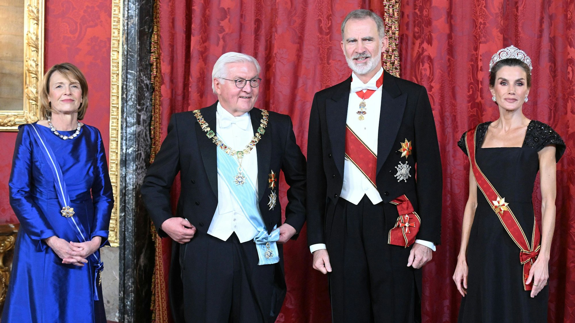 König Felipe VI, Königin Letizia, Bundespräsident Steinmeier und Elke Büdenbender vor dem Gala-Dinner.
