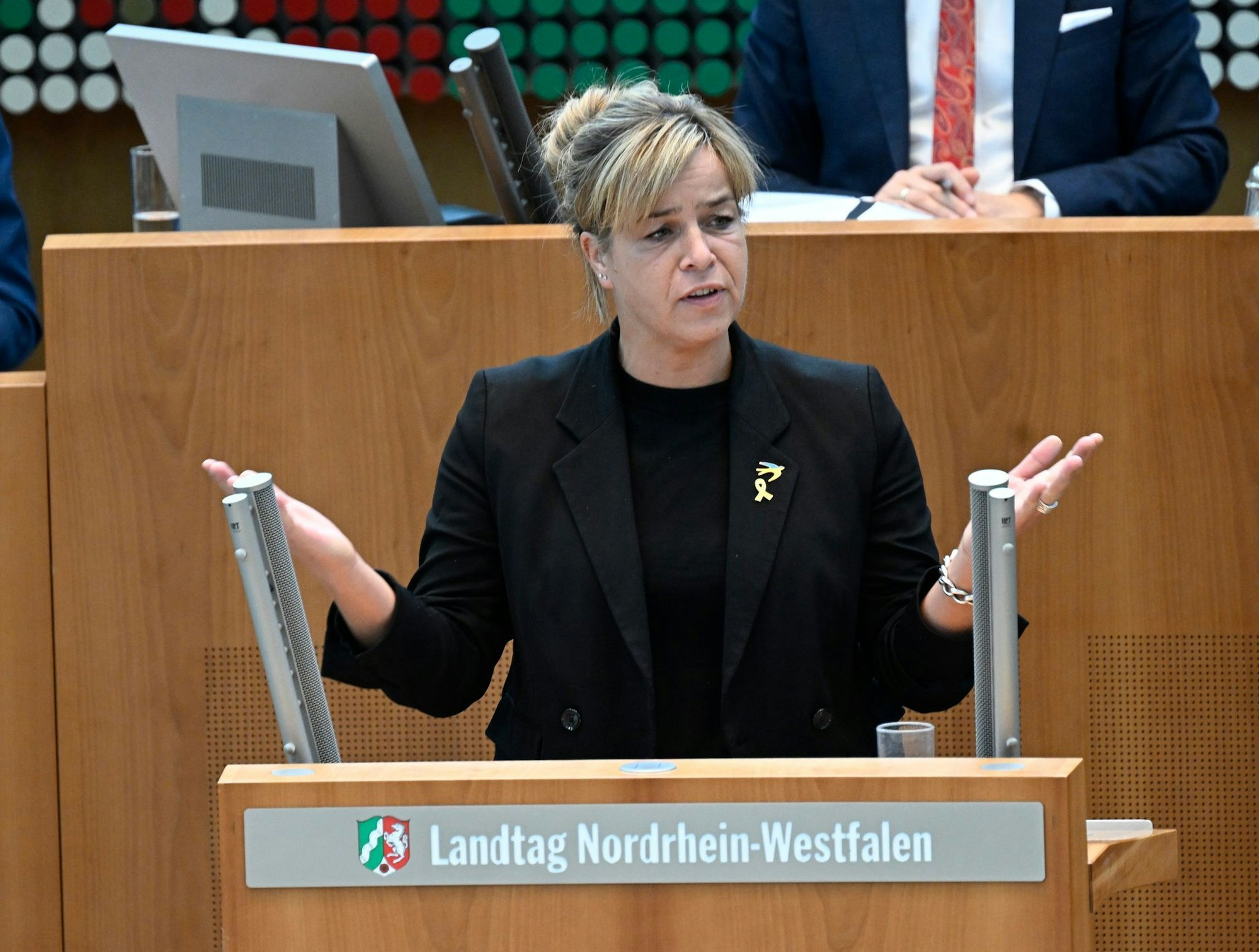 NRW-Wirtschaftsministerin Mona Neubaur (Grüne) spricht sich angesichts der wirtschaftlichen Schwäche für flexible Antworten in der Klimapolitik aus. (Archivbild)